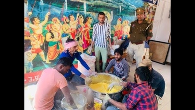 Inmates preparing the herbal Gulal (HT Photo)