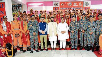 NDRF team members being welcomed in Varanasi. (HT PHOTO) NDRF team members being welcomed in Varanasi. (HT PHOTO)