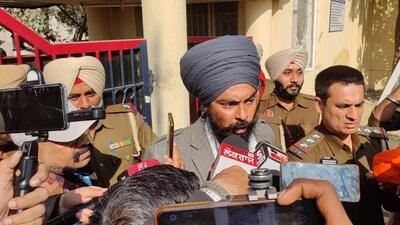 Radical Sikh leader Amritpal Singh’s aide Lovepreet Singh, alias Toofan, interacting with the media after his release from the Amritsar central jail on Friday. (Sameer Sehgal/HT) Radical Sikh leader Amritpal Singh’s aide Lovepreet Singh, alias Toofan, interacting with the media after his release from the Amritsar central jail on Friday. (Sameer Sehgal/HT)