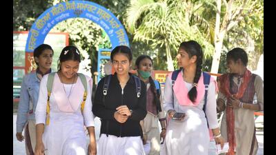 Students returning from an exam centre in Amritsar on Friday after the Punjab School Education Board cancelled the Class 12 English examination at the last moment. (Sameer Sehgal/HT)