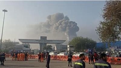 Thick smoke from the Guru Gobind Oil Refinery at Phullokhari, 50km from Bathinda, on Friday morning triggered panic among residents in the area. It was brought under control soon after. There was no casualty. (HT Photo)