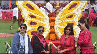 Visitors admiring displays, taking selfies and getting themselves clicked at the three-day annual divisional flower exhibition that kick-started at the Chandra Shekhar Azad Park in Prayagraj on Friday. (Anil Kumar Maurya/ht)