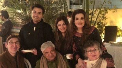 Ali Zafar hosted a party for Javed Akhtar but wasn't aware of his remarks against Pakistan made at Faiz Aman Mela. Ali Zafar hosted a party for Javed Akhtar but wasn't aware of his remarks against Pakistan made at Faiz Aman Mela.