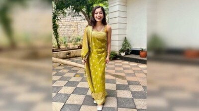 Coorgi style: This saree drape is a traditional way of draping a saree that originates from the Coorg region of Karnataka, India. This style of saree draping is known for its unique and intricate draping style that involves the use of a special pleating technique. (Pinterest) Coorgi style: This saree drape is a traditional way of draping a saree that originates from the Coorg region of Karnataka, India. This style of saree draping is known for its unique and intricate draping style that involves the use of a special pleating technique. (Pinterest)