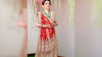Gujarati style: In this style, the pallu is draped from the back to the front over the right shoulder. The saree is then draped in a way that the pleats are in the front. (Pinterest) Gujarati style: In this style, the pallu is draped from the back to the front over the right shoulder. The saree is then draped in a way that the pleats are in the front. (Pinterest)