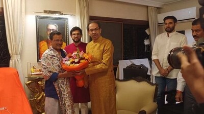 Delhi chief minister Arvind Kejriwal being received by Uddhav Thackeray and Aaditya Thackeray at Matshree n Friday. Delhi chief minister Arvind Kejriwal being received by Uddhav Thackeray and Aaditya Thackeray at Matshree n Friday.