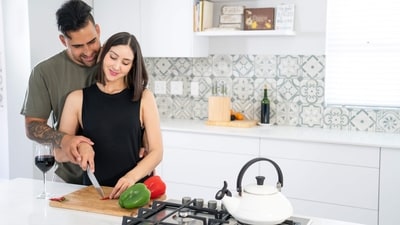 4. Find common ground: Look for common interests or experiences that you can bond over. This will help you both to feel more connected and build a deeper relationship. (Pexels) 4. Find common ground: Look for common interests or experiences that you can bond over. This will help you both to feel more connected and build a deeper relationship. (Pexels)