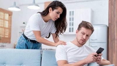 The prevalence of smartphones in our daily lives has made it easy to fall into the trap of being glued to our screens. (Freepik) The prevalence of smartphones in our daily lives has made it easy to fall into the trap of being glued to our screens. (Freepik)