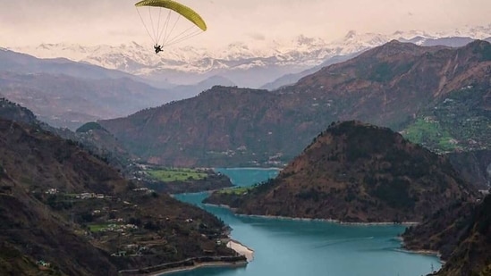 Himachal Pradesh to boost tourist attraction with house boats in dams and lakes (Photo by Twitter/SidBakaria)