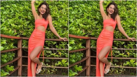 Rakul Preet wore her tresses open in wavy curls and decked up in nude eyeshadow, black eyeliner, mascara-laden eyelashes, drawn eyebrows, contoured cheeks and a shade of pastel pink lipstick.&nbsp;(Instagram/@rakulpreet)