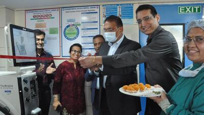 DMCH secretary Prem Kumar Gupta inaugurating the machine at Dayanand Medical College and Hospital, Ludhiana. (HT File)