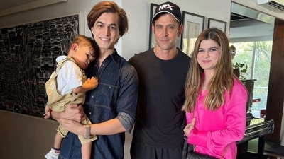 Hrithik Roshan posed with actor Mohsin Khan and his family as he hosted them at his home. Hrithik Roshan posed with actor Mohsin Khan and his family as he hosted them at his home.