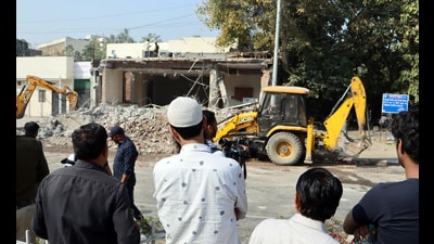 Illegal extensions by a mosque and a temple were demolished at ITO by Public Works Department (PWD) as part of an anti-encroachment drive. The drive was carried out on the orders of the Delhi high court. (Sanjeev Verma/HT Photo) Illegal extensions by a mosque and a temple were demolished at ITO by Public Works Department (PWD) as part of an anti-encroachment drive. The drive was carried out on the orders of the Delhi high court. (Sanjeev Verma/HT Photo)