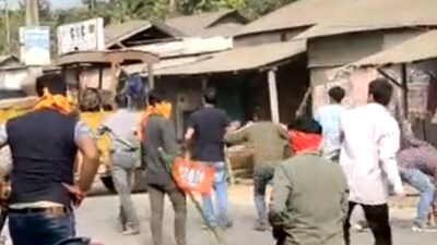 Locals said that TMC workers gathered on two sides of the road that Pramanik’s convoy was scheduled to take and showed black flags (Screengrab) Locals said that TMC workers gathered on two sides of the road that Pramanik’s convoy was scheduled to take and showed black flags (Screengrab)