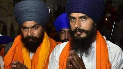 Radical Sikh leader and Waris Punjab De chief Amritpal Singh (right) along with his aide Lovepreet Singh at Golden Temple on Friday night. (Sameer Sehgal/HT) (HT_PRINT) Radical Sikh leader and Waris Punjab De chief Amritpal Singh (right) along with his aide Lovepreet Singh at Golden Temple on Friday night. (Sameer Sehgal/HT) (HT_PRINT)
