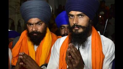Radical Sikh leader and Waris Punjab De chief Amritpal Singh (right) along with his aide Lovepreet Singh at Golden Temple on Friday night. (Sameer Sehgal/HT) Radical Sikh leader and Waris Punjab De chief Amritpal Singh (right) along with his aide Lovepreet Singh at Golden Temple on Friday night. (Sameer Sehgal/HT)