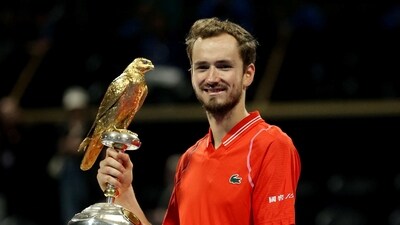 Tennis - ATP 250 - Qatar Open - Khalifa International Tennis and Squash Complex, Doha, Qatar - February 25, 2023 Russia's Daniil Medvedev celebrates with the trophy after winning his final match against Britain's Andy Murray REUTERS/Ibraheem Al Omari (REUTERS)