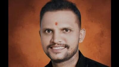 The FIR was filed based on a complaint by a 40-year-old shoe shop owner, Vijay Pyarelal Kuril. “A group of around nine drunk men abused his cousin, Bablu Kuril, over the issue of organising dahi handi in the area. When Vijay had asked them why they were abusing his cousin, the group assaulted him with a rod, bamboo sticks and swords,” states the FIR. (HT PHOTO)