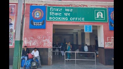 Using their access at the railway station, the accused would buy the tickets from the tatkal counter of the railways and sell them to the passenger after charging extra money for them. (HT Photo)