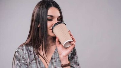 Micro-plastics in your coffee? Dangers of drinking coffee from a paper cup (Freepik) Micro-plastics in your coffee? Dangers of drinking coffee from a paper cup (Freepik)