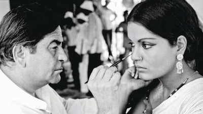 Raj Kapoor giving final touch to her makeup as Zeenat Amagets ready for her shot on Satyam Shivam Sundaram sets. (HT Photo) Raj Kapoor giving final touch to her makeup as Zeenat Amagets ready for her shot on Satyam Shivam Sundaram sets. (HT Photo)