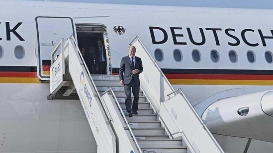 German Chancellor Olaf Scholz arrived in India today. Scholz received a ceremonial reception at Rashtrapati Bhavan in New Delhi. Prime Minister Narendra Modi was present at the ceremonial reception.&nbsp;(HT_PRINT)
