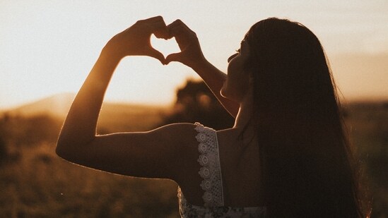 Improved mental health: Studies have shown that waking up early can help reduce symptoms of depression and anxiety. Early morning hours are often quieter and more peaceful, providing time for self-reflection and relaxation.(Unsplash )