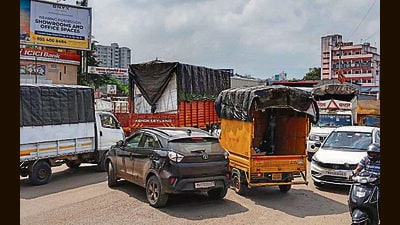 According to locals, the stretch connecting Kondhwa and Katraj has been experiencing severe traffic problems. (HT PHOTO) According to locals, the stretch connecting Kondhwa and Katraj has been experiencing severe traffic problems. (HT PHOTO)
