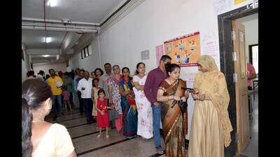 Crowd seen at a polling station in Pimple Gurav for Chinchwad constituency. (HT PHOTO) Crowd seen at a polling station in Pimple Gurav for Chinchwad constituency. (HT PHOTO)