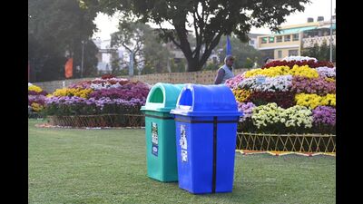 Currently, the task is handled by sanitation workers from Chandigarh MC’s horticulture wing, albeit ineffectively, leading to slew of complaints from residents. (HT Photo) Currently, the task is handled by sanitation workers from Chandigarh MC’s horticulture wing, albeit ineffectively, leading to slew of complaints from residents. (HT Photo)