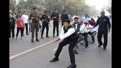 Dushyant Chautala, deputy chief minister participate in tug of war game on the Raahgiri Day at Vyapar Kendra Road near Sushant Lok police station, in Gurugram on Sunday. (HT Photo)