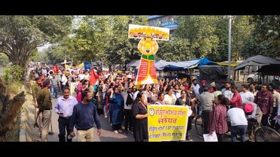 The protesters alleged that before coming to power, the Aam Aadmi Party had assured to fulfil all their demands but as their pleas have fallen on deaf ears so far. (HT Photo)