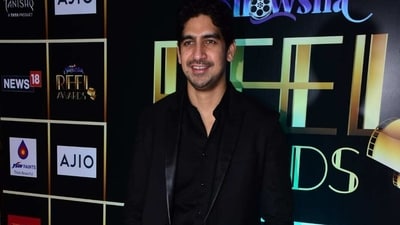 Ayan Mukerji wore a simple black suit. He was representing his film Brahmastra at the awards night. Ayan Mukerji wore a simple black suit. He was representing his film Brahmastra at the awards night.