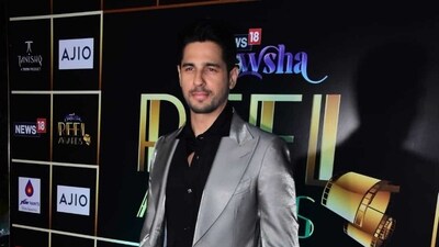 Sidharth Malhotra in a grey and black suit. He won an award during the ceremony. Sidharth Malhotra in a grey and black suit. He won an award during the ceremony.