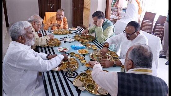 UP CM Yogi Adityanath, assembly speaker Satish Mahana and others during the lunch hosted by Mahana. (HT photo)