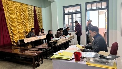 "Malfunctioning of EVMs were reported in a few polling booths but these were later fixed. Polling is being held in a free and fair manner," the CEO said. (HT Photo/Chayanika Das)