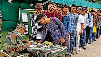 Aspirants stand in a queue to register themselves under the Agnipath recruitment scheme, at Surankote, in Poonch (Rahi Kapoor) Aspirants stand in a queue to register themselves under the Agnipath recruitment scheme, at Surankote, in Poonch (Rahi Kapoor)