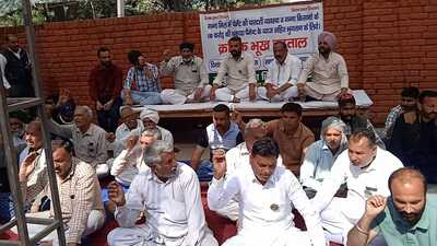 Cane farmers and activists under the banner of the Sanjyukt Ganna Kisan Committee on Monday observed a hunger strike outside Naraingarh sugar mills in Ambala demanding pending dues of the sugarcane crop for the season. (HT Photo)