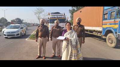 Ludhiana RTA secretary Poonam Preet Kaur with police officials on Monday. (HT Photo)