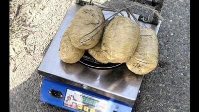 The five packets of heroin recovered by the Border Security Force from near Mehndipur village in Bhikhiwind sub division of Punjab’s Tarn Taran district on Monday. (HT Photo)