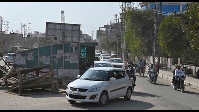 Traffic congestion at Ferozepur road opposite district administration complex in Ludhiana on Monday. (Gurpreet Singh/HT Photo) Traffic congestion at Ferozepur road opposite district administration complex in Ludhiana on Monday. (Gurpreet Singh/HT Photo)