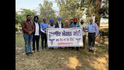 Veterinary officers during the protest in Ludhiana on Monday (HT Photo)