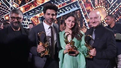 Alia Bhatt posed filmmaker Vivek Agnihotri and actors Kartik Aaryan and Anupam Kher at the event. They all posed holding their trophies in hand. (Varinder Chawla) 