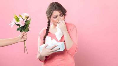 Avoid Triggers: The first step in managing spring allergies is to avoid the triggers that cause your symptoms. Common triggers include pollen, mould, and dust. Stay indoors on high pollen count days, keep windows and doors closed, and use air conditioning to help filter out allergens.&nbsp; (Freepik)