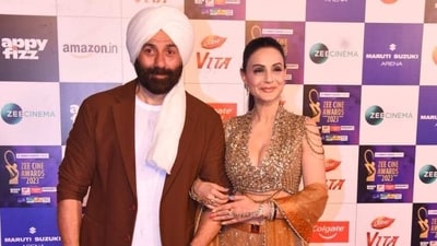 Sunny Deol set the mood for Gadar 2 as he arrived for the event in a turban and was accompanied with co-star Ameesha Patel. (Varinder Chawla) 