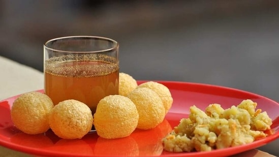 2. Pani Puri: This is a popular street food from North India. It is made with a hollow, fried puri filled with a spicy water, tamarind chutney, and potatoes. It is a delicious and tangy snack that is sure to tantalize your taste buds.&nbsp;(Pixabay)