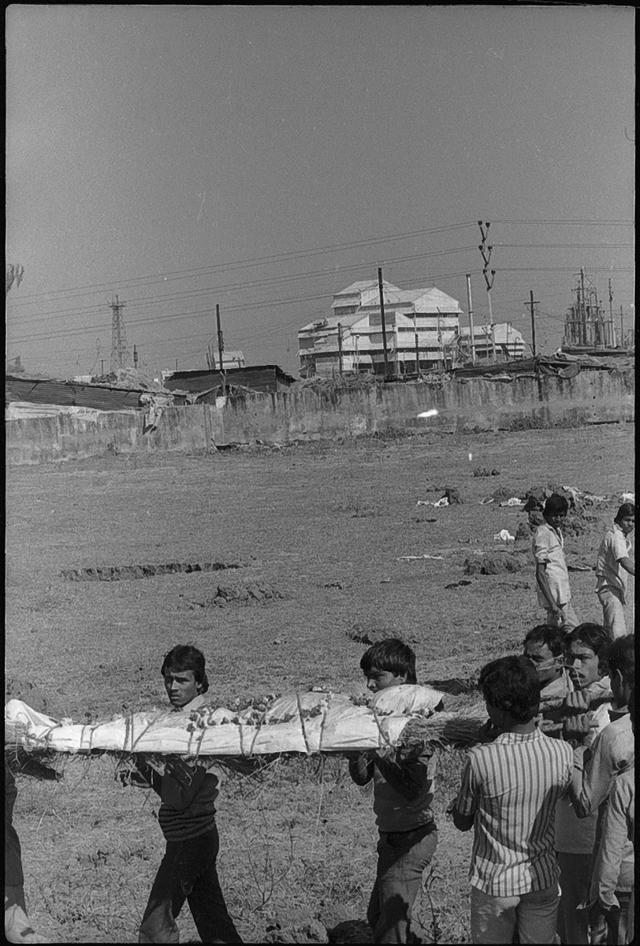 A victim of the Bhopal gas tragedy being taken to be cremated on 04 December 1984. The Union Carbide plant looms in the background. (HT Photo by N Thyagarajan) A victim of the Bhopal gas tragedy being taken to be cremated on 04 December 1984. The Union Carbide plant looms in the background. (HT Photo by N Thyagarajan)