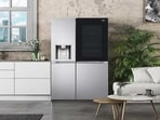 The LG 674 L dispenses water purified with the UV Nano technology.