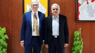 Microsoft's co-founder Bill Gates meets Reserve Bank of India (RBI) Governor Shaktikanta Das and held wide-ranging discussions, at the RBI Regional office, in Mumbai on Tuesday. (Twitter/RBI)