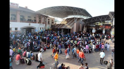 During the drive, around 200 sellers, who were not authorised to operate within the railway premises. (HT PHOTo)